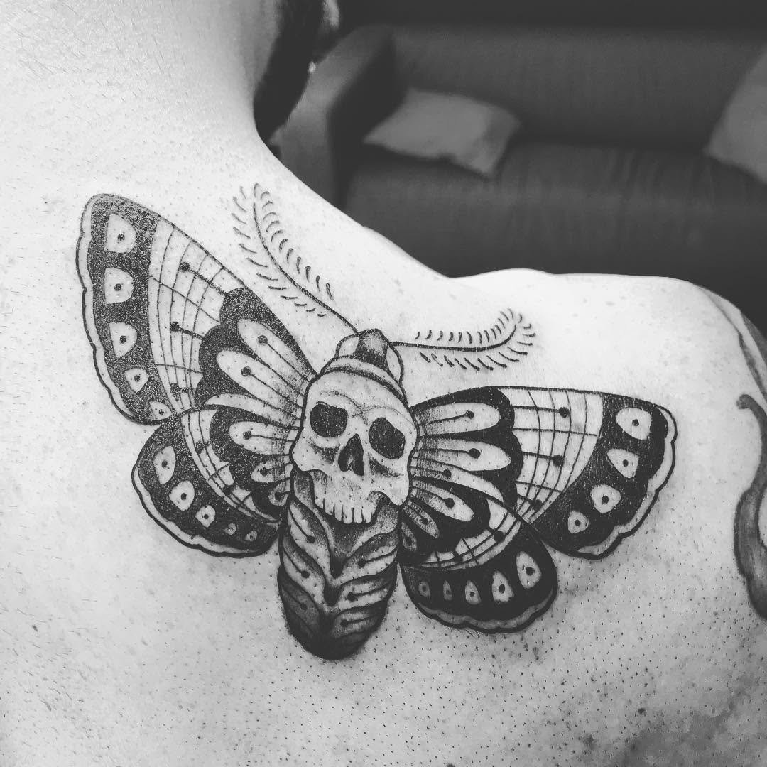 Acherontia Atropos acherontiaatropos polillasevilla sevillatattoo doshermanas littletattoo doshermanastattoo bnginksociety blacktattoo blackandgrey dotwork edmothdonetats deadmoth