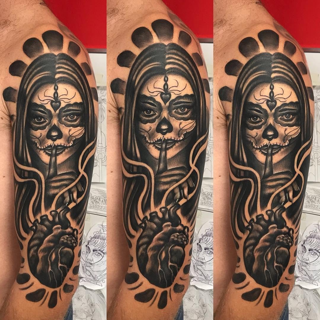 Catrina y corazón. Mujer con maquillaje de catrina mandando a callar y corazón healedhealedblackandgreytattoostatskintattooedcatrina bnginksociety martink_tattoo doshermanasdoshermanastattoo