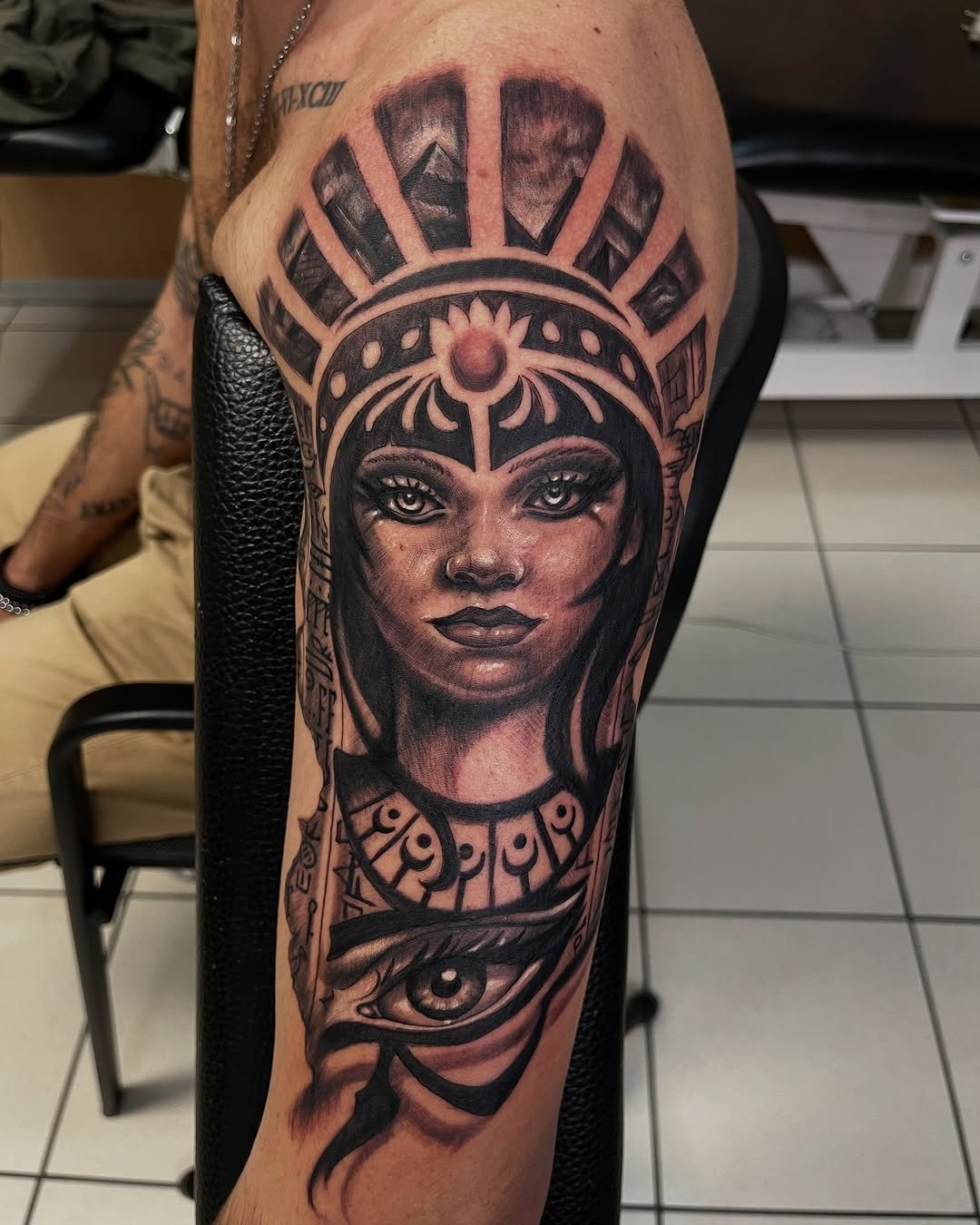 Cleopatra con temática egipcia, Alejandría