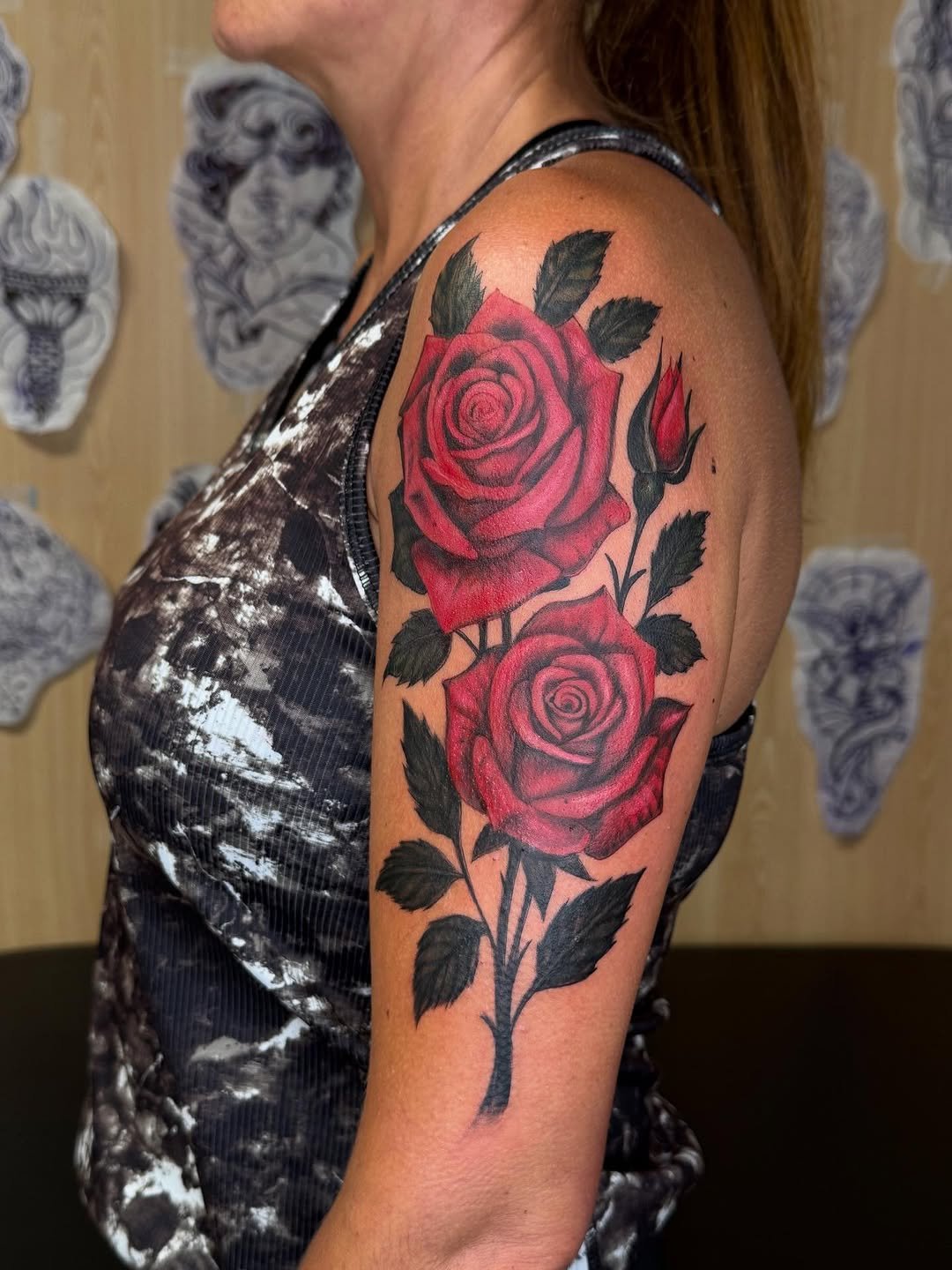 Dualidad de rosas rojas a color