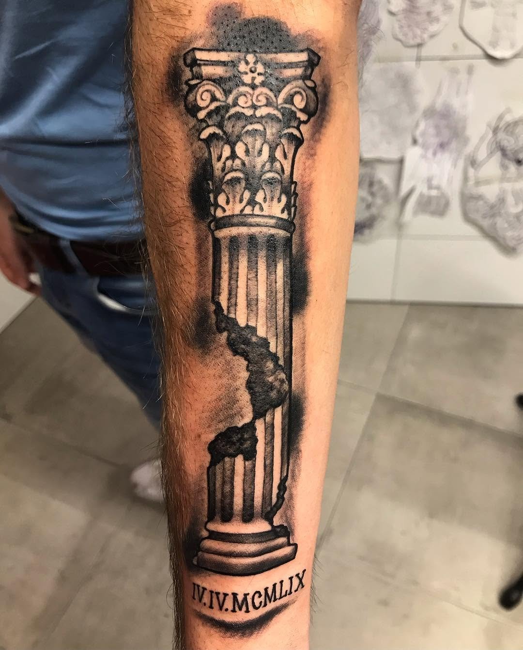 Columna de orden corintio. corintioscolumnaistmartink_tattoo bnginksociety blackandgreytattoo tatssevilla sevillatattoodoshermanas doshermanastattoo