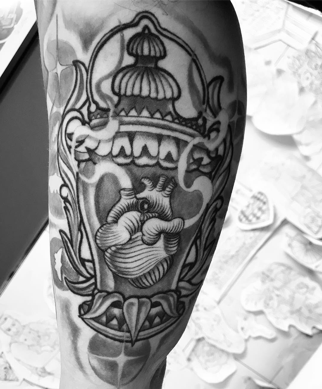 Corazón. lightluzfarolaheartcorazon tated blacktattoo black blackandgrey life ist neotradmartink_tattoo bnginksociety doshermanas doshermanastattoo sevillatattoo sevilla healedtattoo
