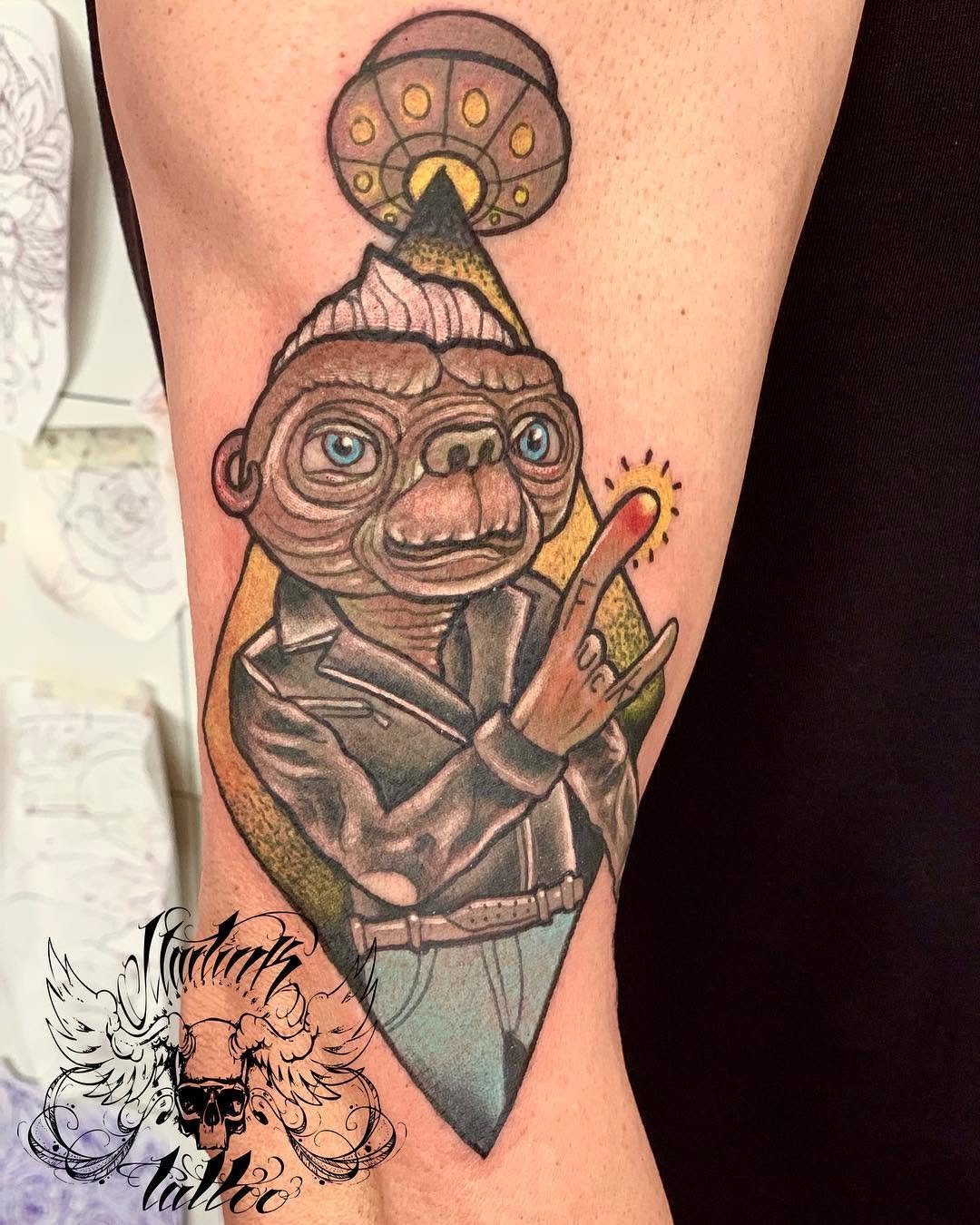 E.T. rockero con el ovni rockandroll ETelextraterrestremicasaettelefoneminhacasacolortattoosneotraditionaltattoo doshermanastattoo doshermanas sevillasevillatattoo spacespaceshipextraterrestrials edbtattooing istsnewschool oldschoolrockerstbtsvq