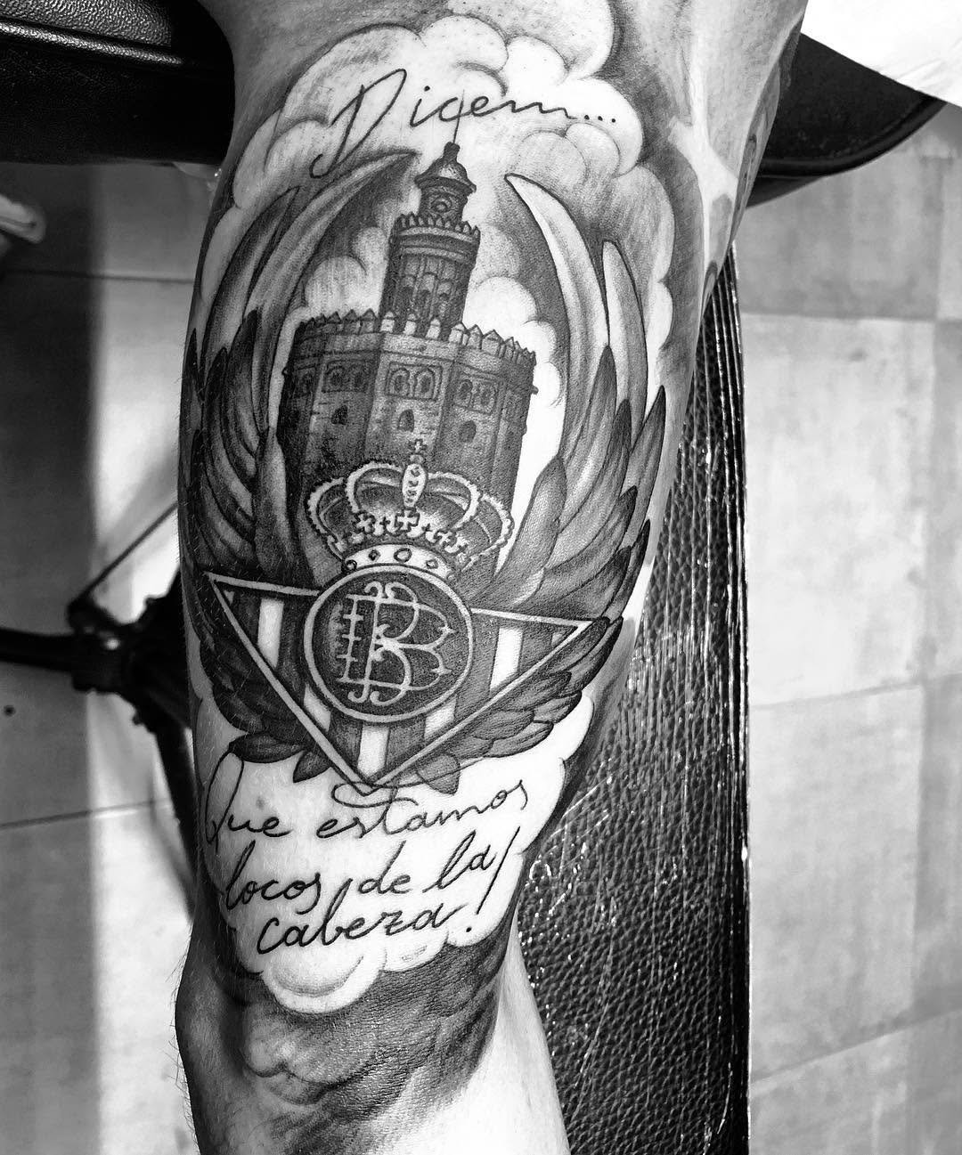 Escudo del Betis frente a la Torre del Oro de Sevilla y un texto que dice Que estamos locos de la cabeza betisdicenqueestamoslocosdelacabeza torredeloro blackandgrey sevillasevillatattootbtsvqskinfutbolrealbetis blacktattoosleevetattooistmartink_tattoo doshermanasdoshermanastattoo