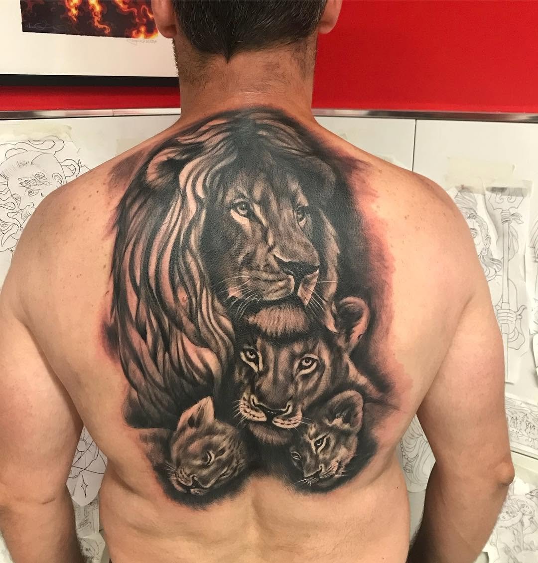 Familia de leones. lionslionfamily familia family blackandgrey blackandgreytattoo ed statistoartist instatattoo skindoshermanasdoshermanastattoo sevilla sevillatattoo backpiecetattoo backtattoo coverup
