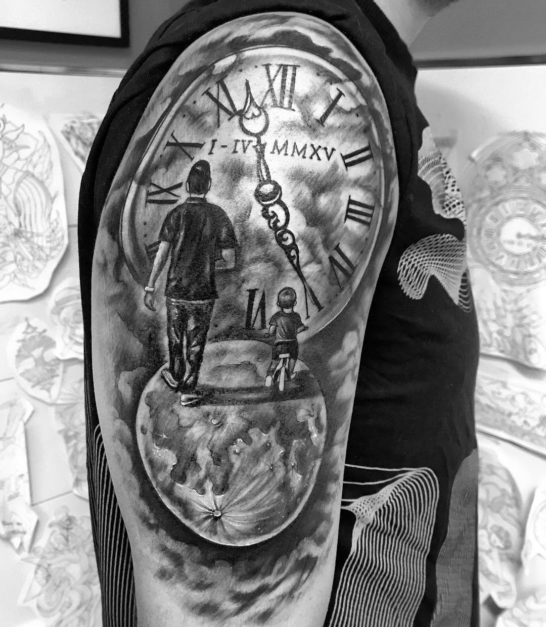 Familia. Padre e hijo en bicicleta sobre la luna con un reloj. blackandgreytattoo family familiamoondoshermanas doshermanastattoo sevilla sevillatattoo skinmartink_tattoo ed dadandson realistictattoo realismclocktattoo