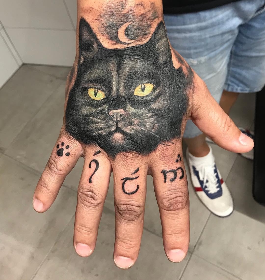 Gato en mano cat blackcatgatosmartink_tattoo portraithandtattoodoshermanas doshermanastattoo ed handstats istanimalesanimalsluckybnginksociety sevillasevillatattoo