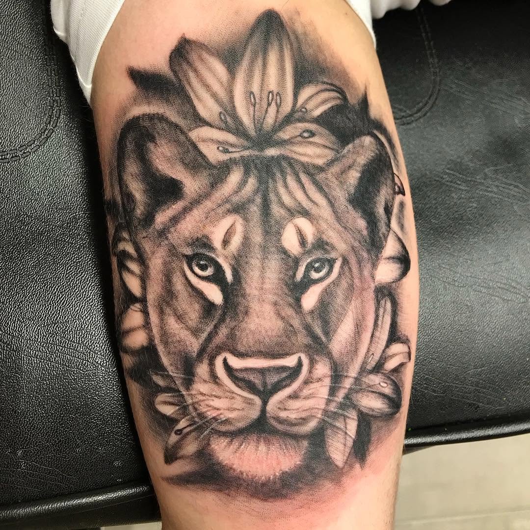 Leona lionesslionkinglionjunglesevilla sevillatattoo eder isttatsdoneblacktattoo blackandgrey blackandgreytattoo martink_tattoo er