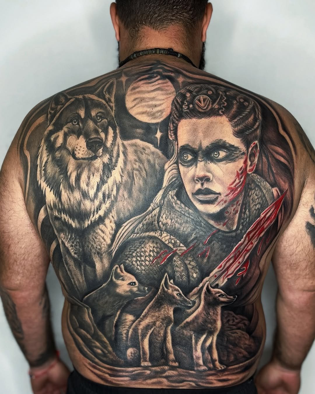 Tatuaje profesional de Lobo Vikingo en estudio MartinK Tattoo