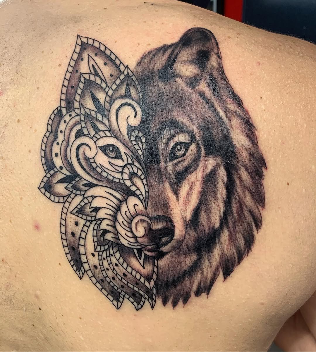 Tatuaje profesional en estudio MartinK Tattoo de un Lobo Mandala