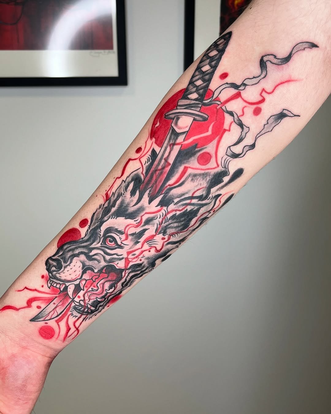 Tatuaje profesional en estudio MartinK Tattoo de un lobo Vikingo