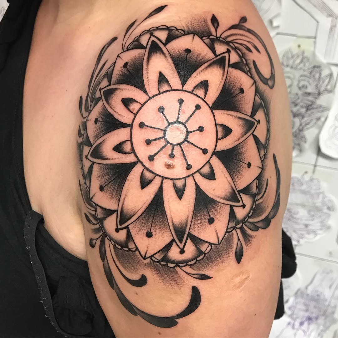 Mandala Freehand ed sevilla sevillatattoo tatsist ing doshermanas doshermanastattoo mandala mandalatattoo blacktattoo black dotwork freehand manoalzada design