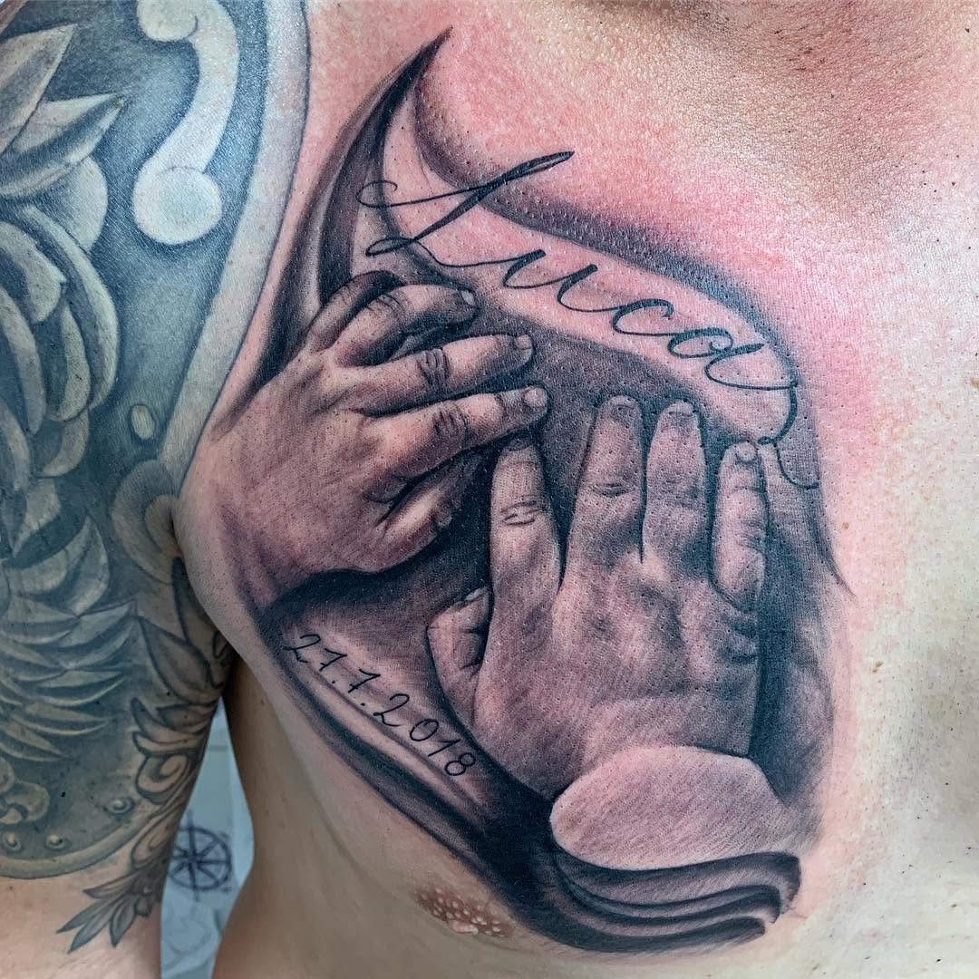 Manos de bebé con el texto Lucas y la fecha de nacimiento. Black and grey composition. martink_tattoo black blackandgreyhandsedinstatattoo sevillasevillatattoodoshermanasdoshermanastattoorealistictattoo realismotattoo istskintattoo