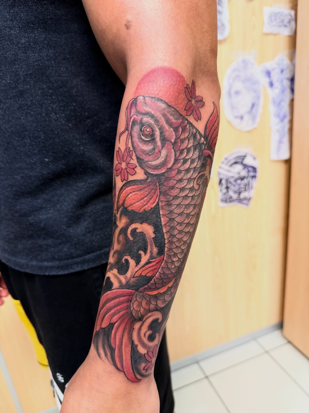Tatuaje profesional de Pez Koi a color en estudio MartinK Tattoo