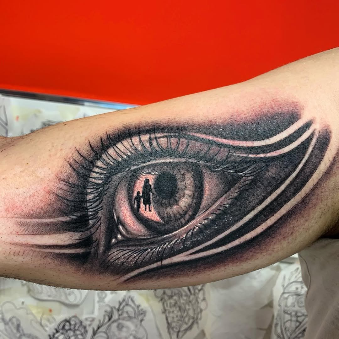 Tatuaje profesional en estudio MartinK Tattoo de un ojo
