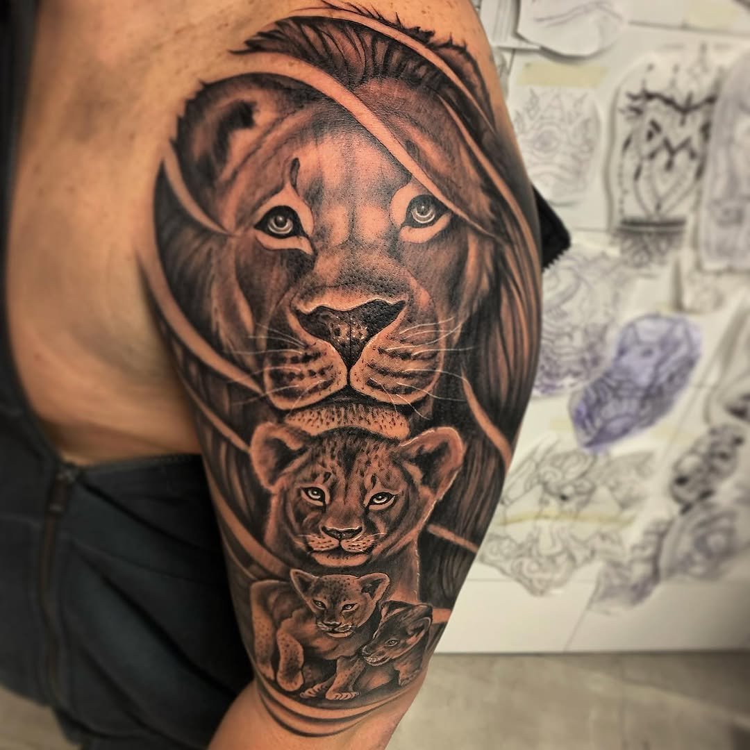 Tatuaje profesional en estudio MartinK Tattoo de unos leones