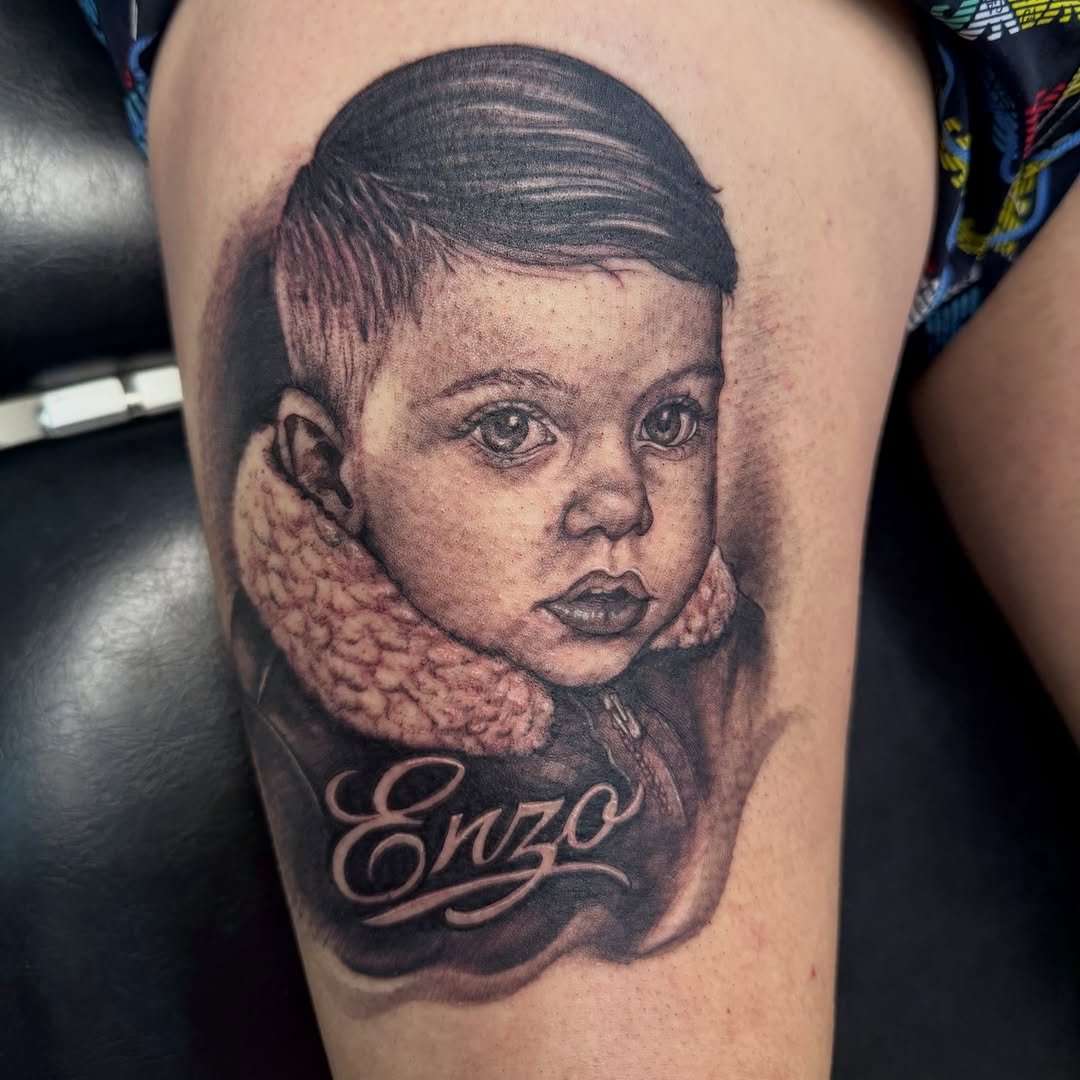 Tatuaje profesional de Retrato del pequeño Enzo en estudio MartinK Tattoo