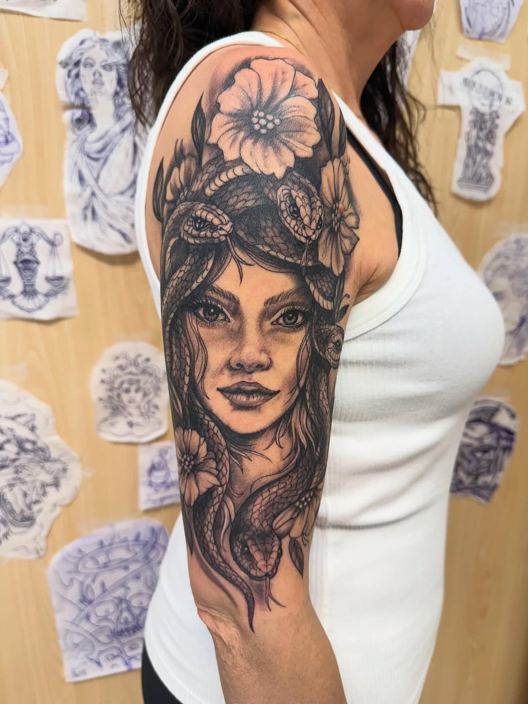 Tatuaje profesional de Medusa en estudio MartinK Tattoo