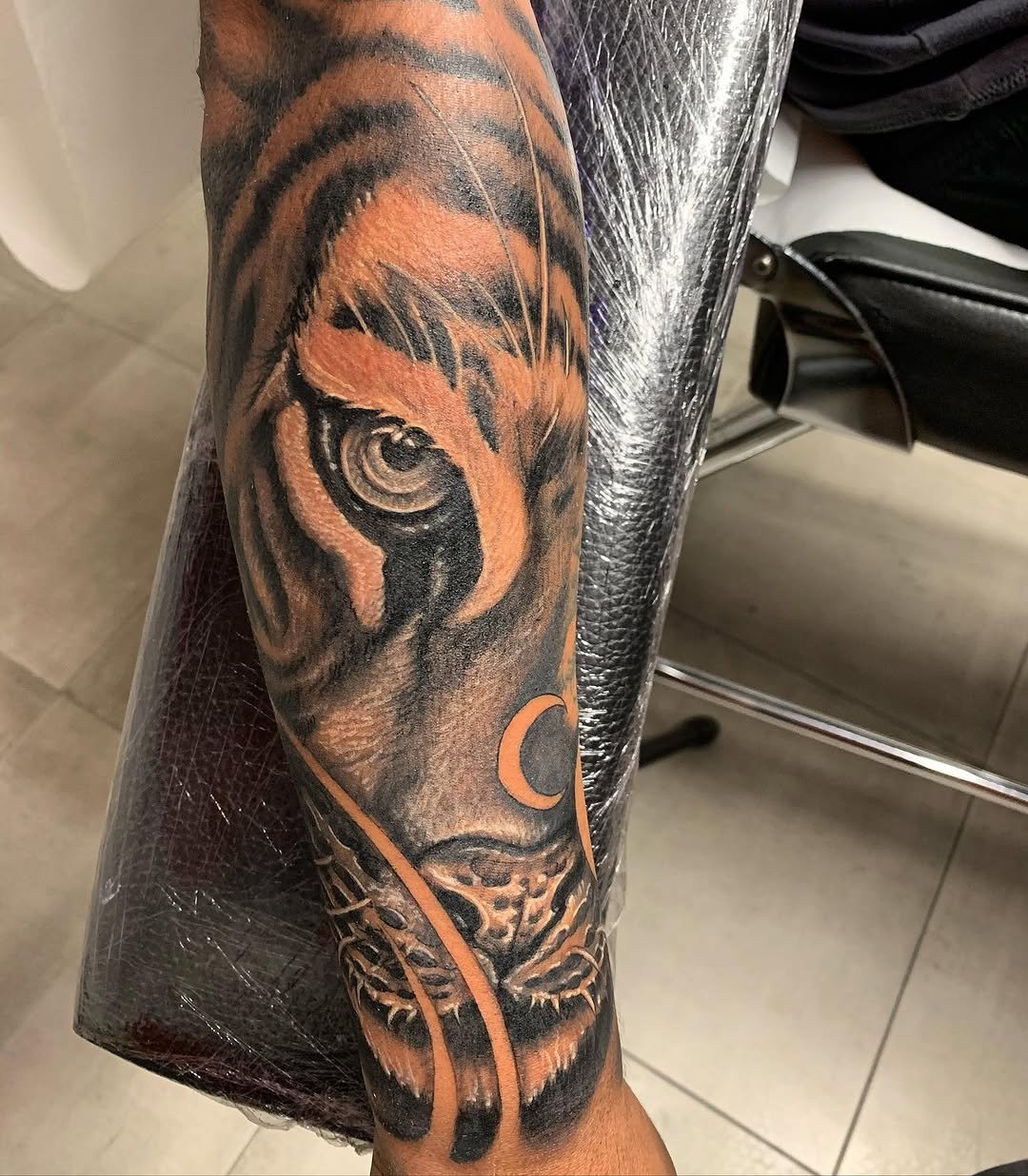 Tatuaje profesional en estudio MartinK Tattoo de la mirada de un tigre