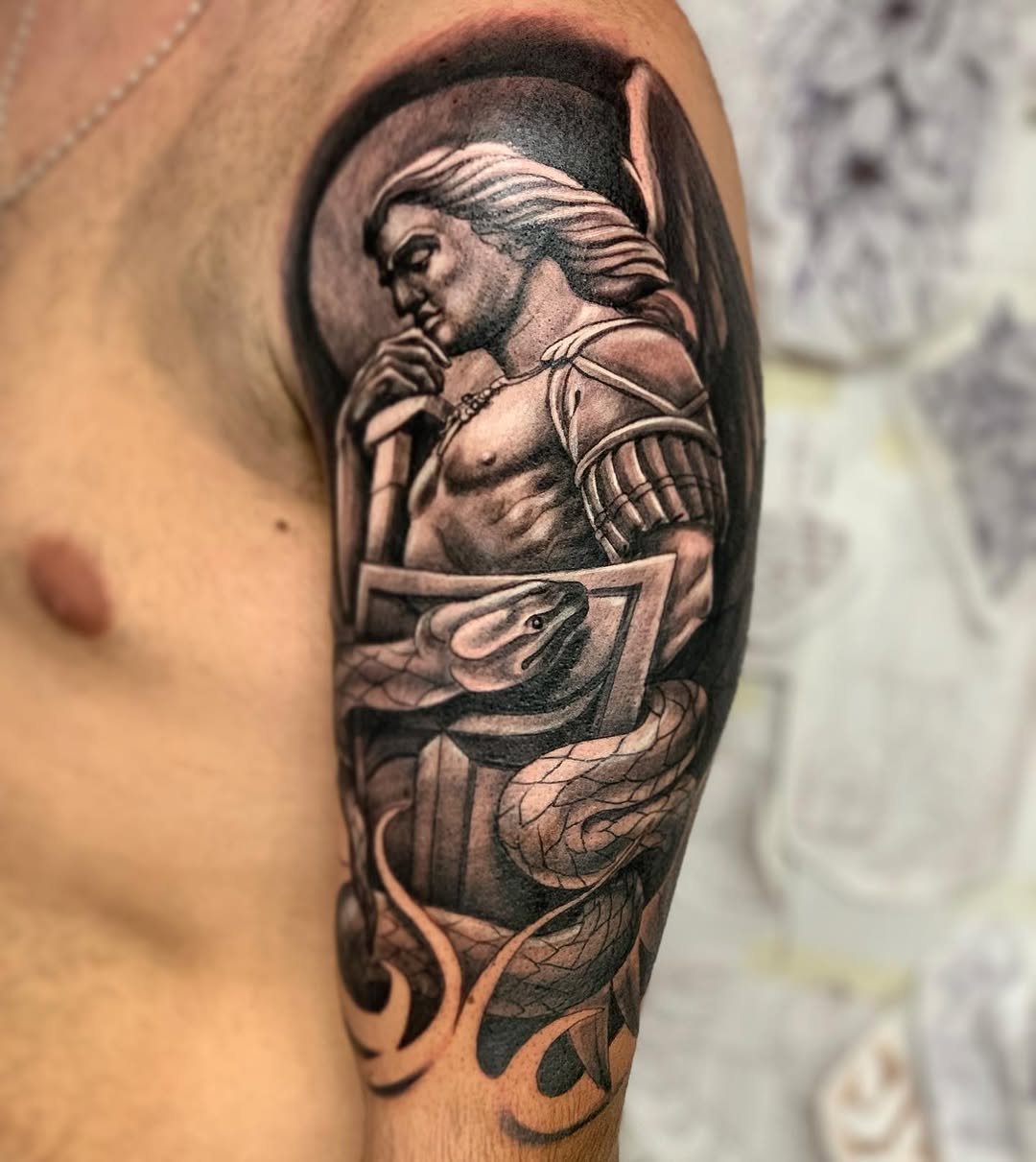 Tatuaje profesional en estudio MartinK Tattoo Arcángel  con serpiente