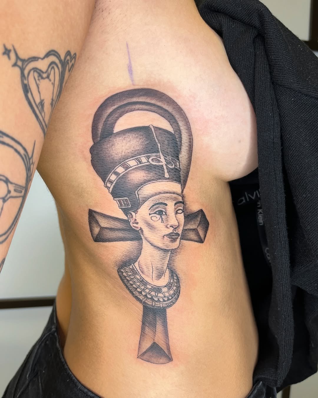 Tatuaje profesional en estudio MartinK Tattoo de Nefertiti reina de la dinastía XVIII del Antiguo Egipto