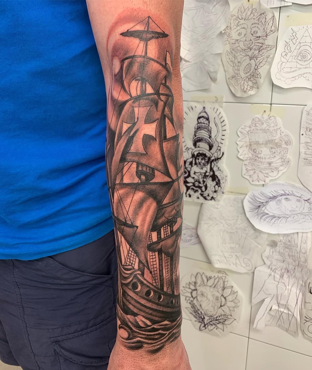 Tatuaje profesional en estudio MartinK Tattoo del mar con un barco