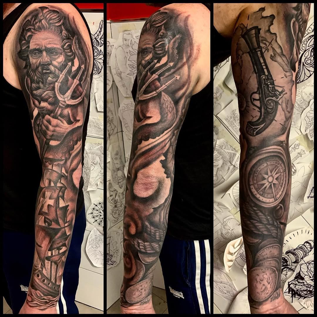 Manga oceánica con Poseidón, pistola, brújula, barcos y mar