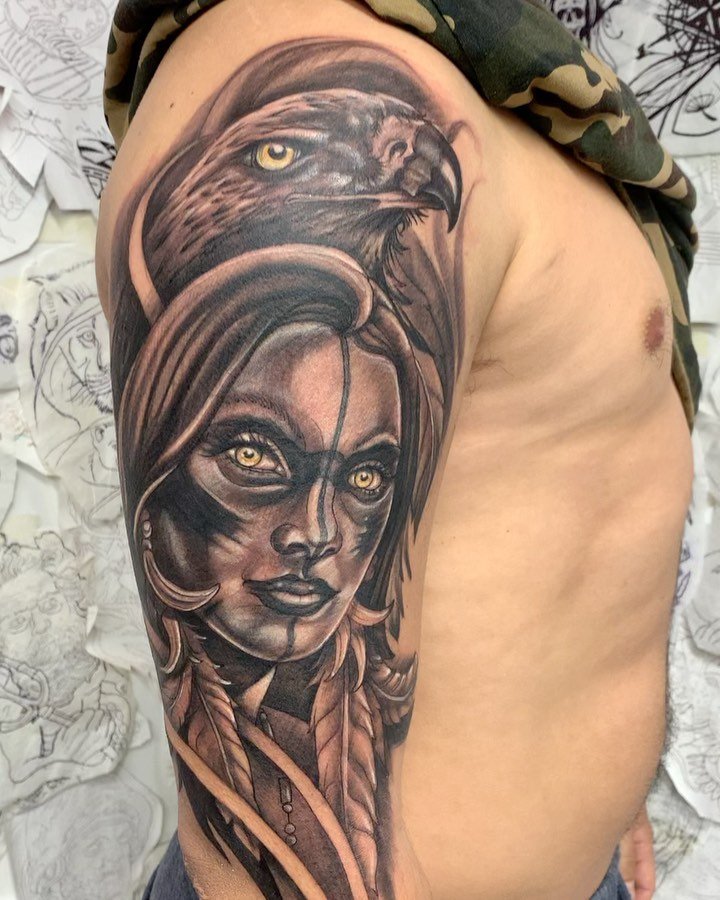 Tatuaje profesional en estudio MartinK Tattoo de una mujer con un águila