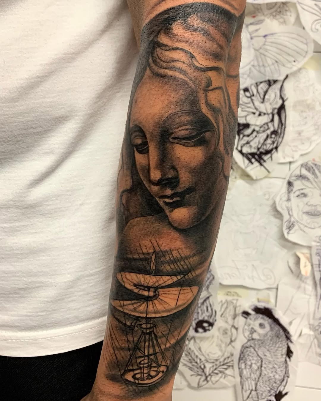 Pieza para la manga de Jesús, esta vez, me he basado en algunos de los bocetos de Leonardo da Vinci,genio polifacético adelantado a su época que dilucidó algunos de los avances tecnológicos que a día de hoy,rigen nuestro día a día .Un genio no falto de polémica dado que la humanidad, siempre reaccionará igual ante lo desconocido.