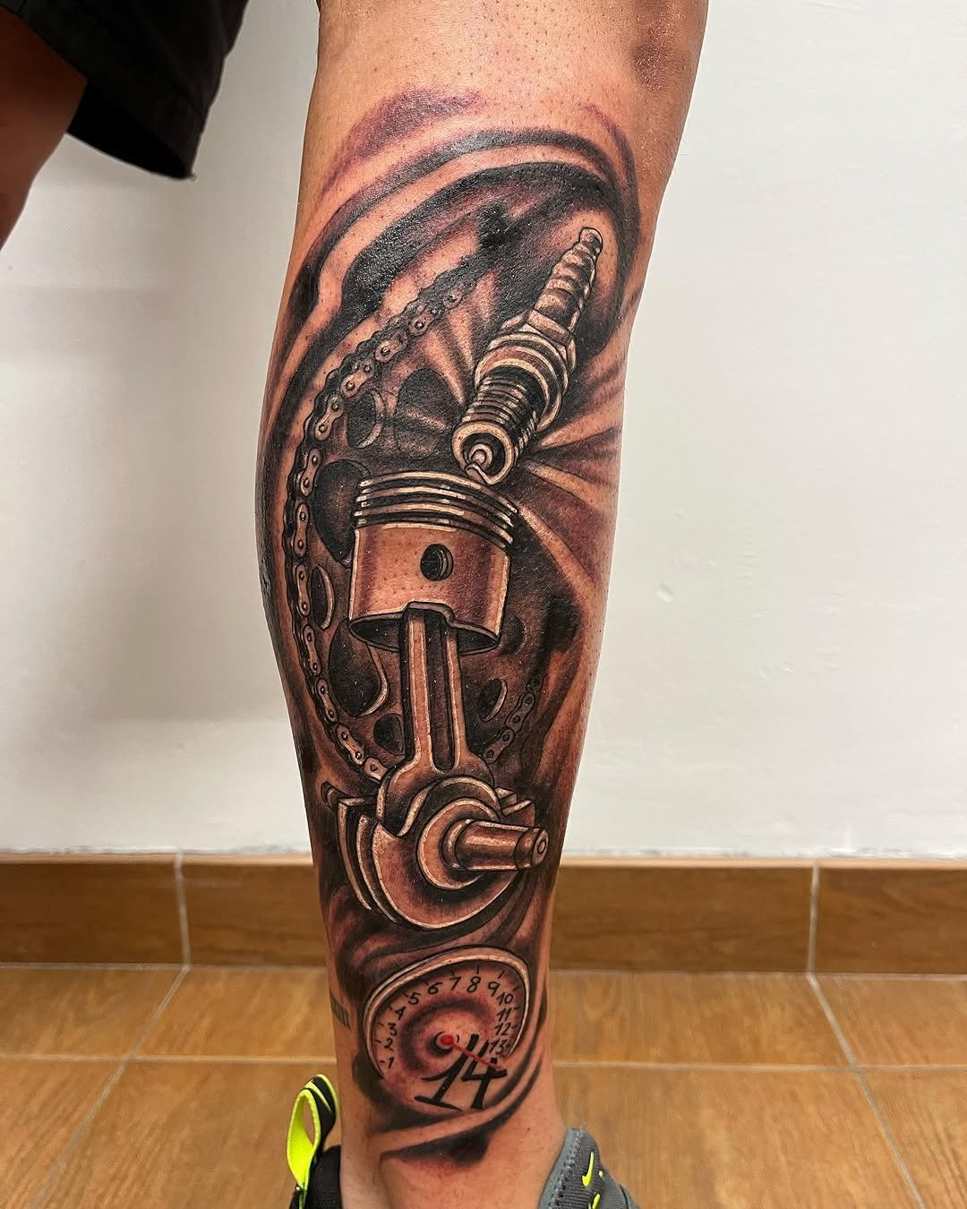 Tatuaje profesional en estudio MartinK Tattoo de elementos del motociclismo
