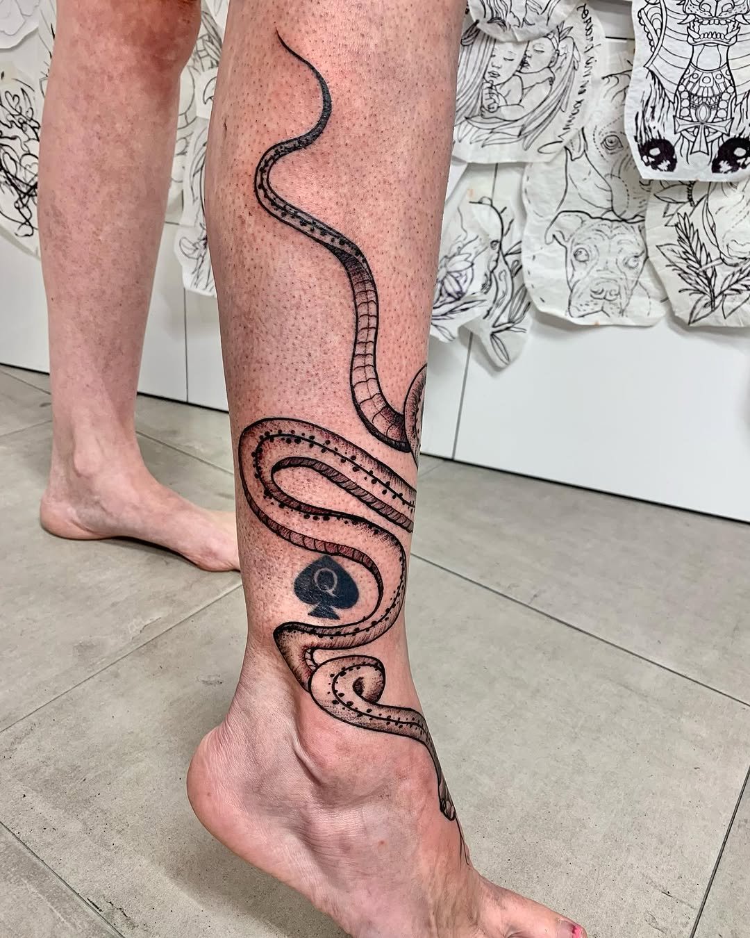 Tatuaje profesional en estudio MartinK Tattoo de una Serpiente freehand