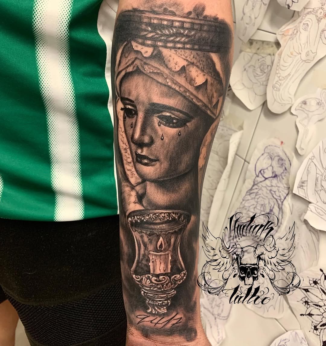 Tatuaje profesional en estudio MartinK Tattoo religioso de semana santa Virgen de la esperanza