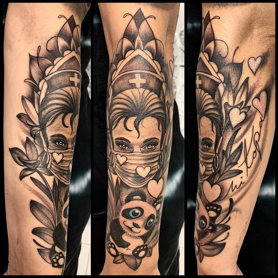 Tatuaje profesional en estudio MartinK Tattoo enfermera y oso panda con mascarilla