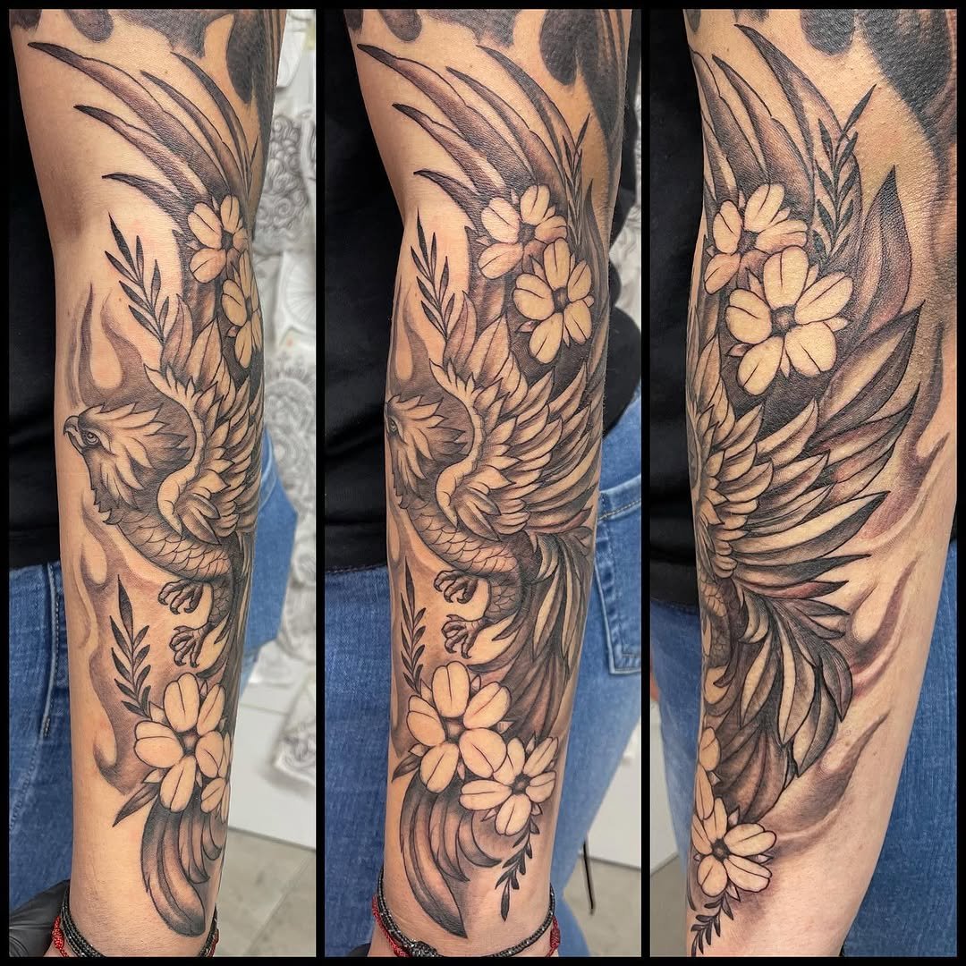 Tatuaje profesional en estudio MartinK Tattoo del ave fénix