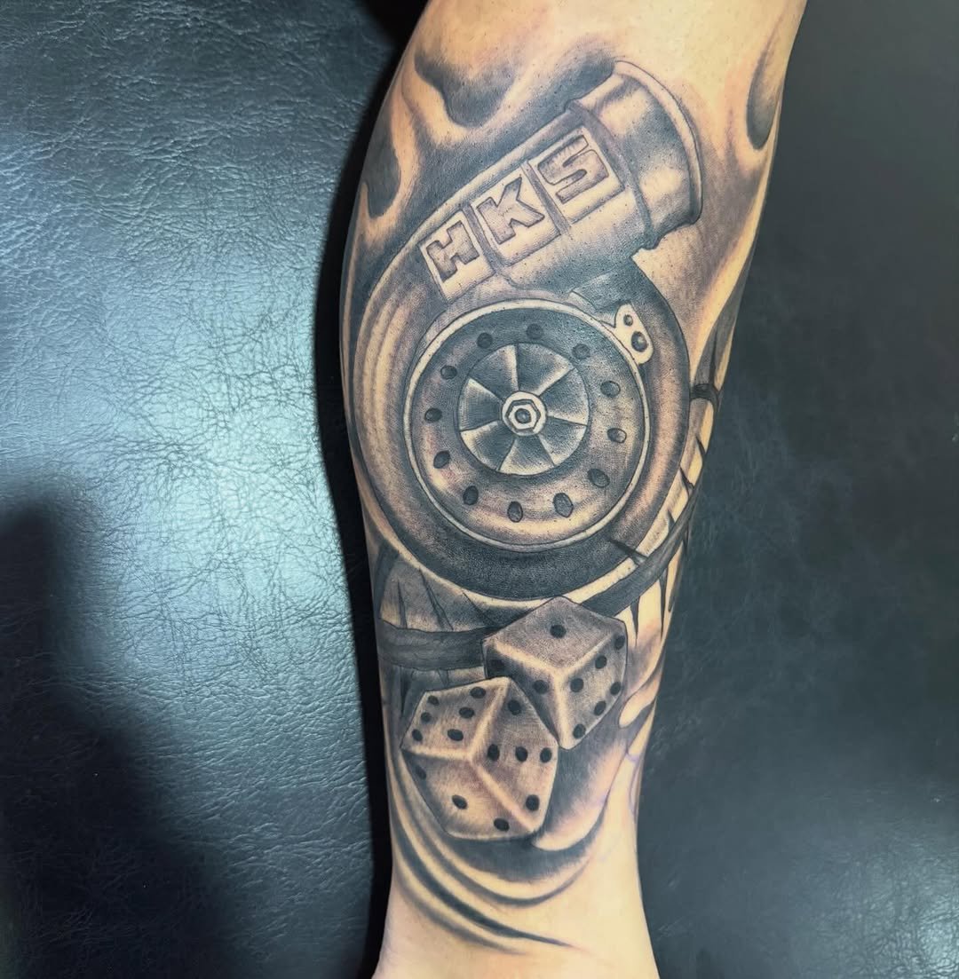 Tatuaje profesional en estudio MartinK Tattoo de Pieza Black and Grey Turbo Cars