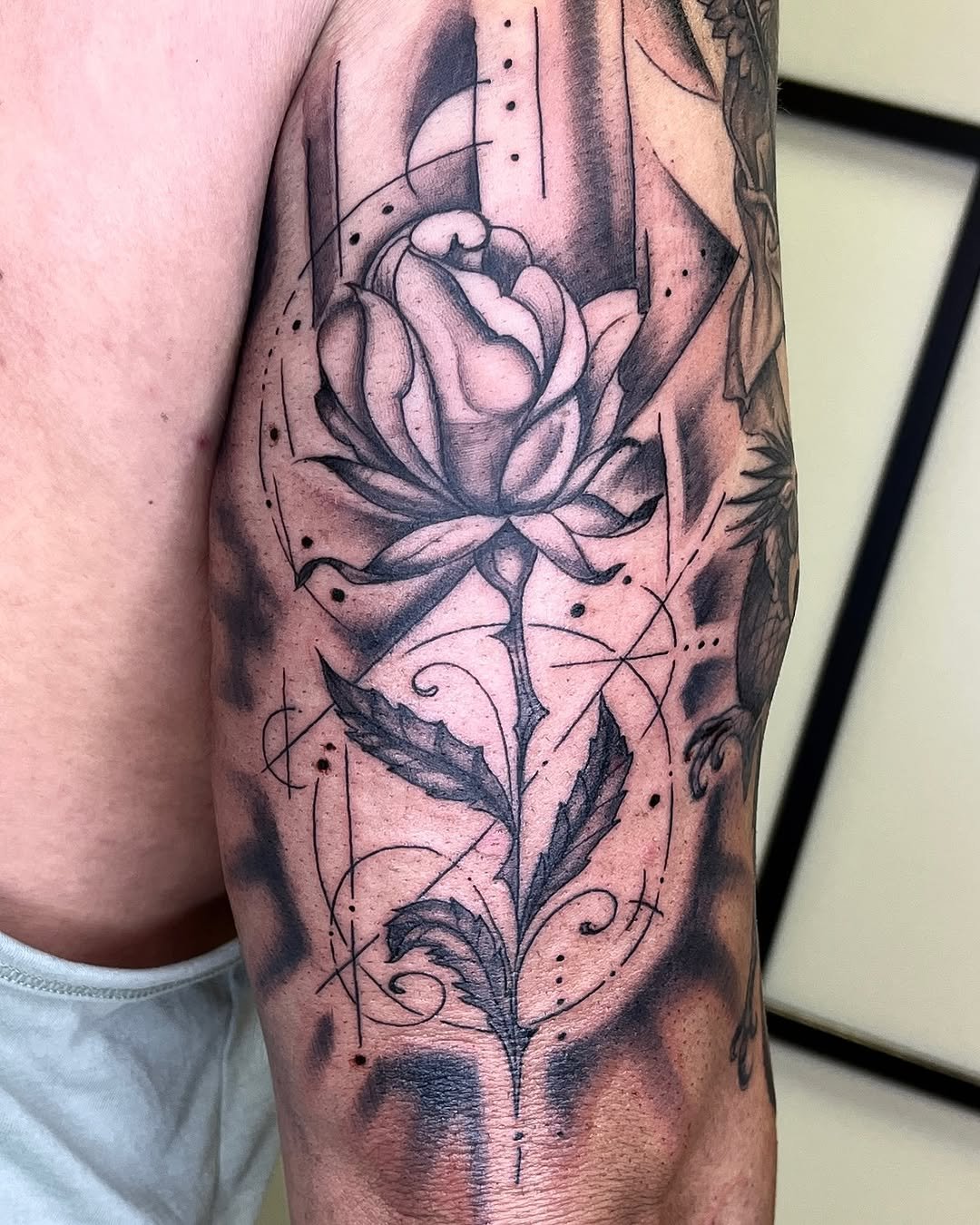 Tatuaje profesional en estudio MartinK Tattoo de una rosa con formas geométricas