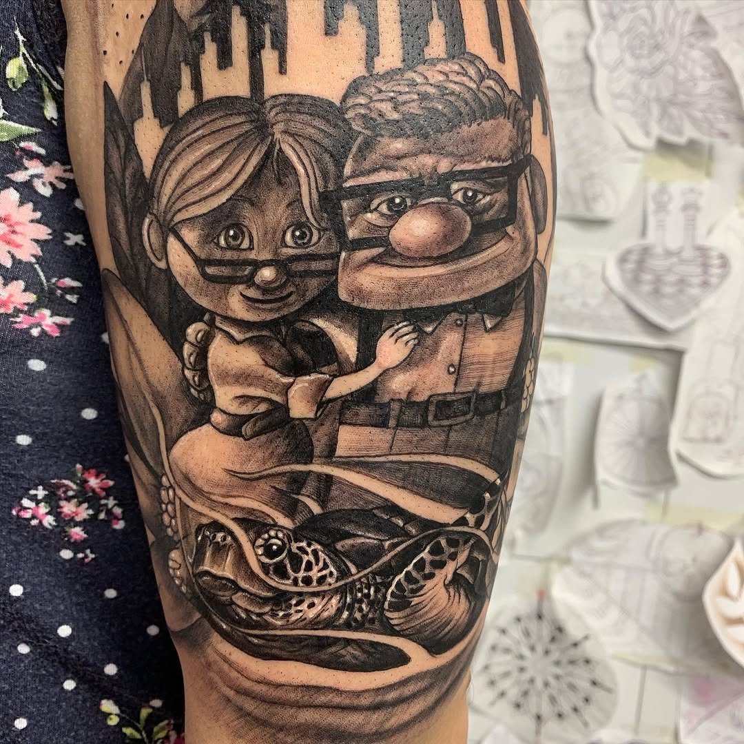 Tatuaje profesional en estudio MartinK Tattoo película de UP con tortuga