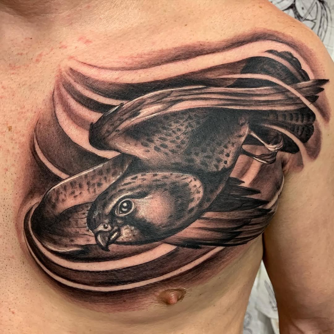 Tatuaje profesional en estudio MartinK Tattoo del pájaro Cernícalo