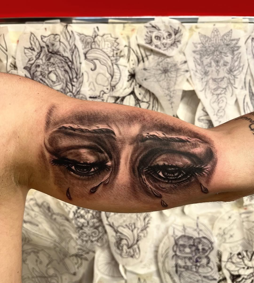 Tatuaje profesional en estudio MartinK Tattoo de la Virgen de las Angustias, virgen de los gitanos.