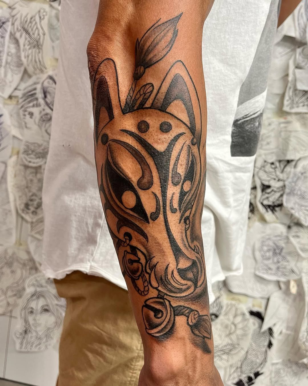 Tatuaje profesional en estudio MartinK Tattoo de una Máscara kitsune de estilo japonés