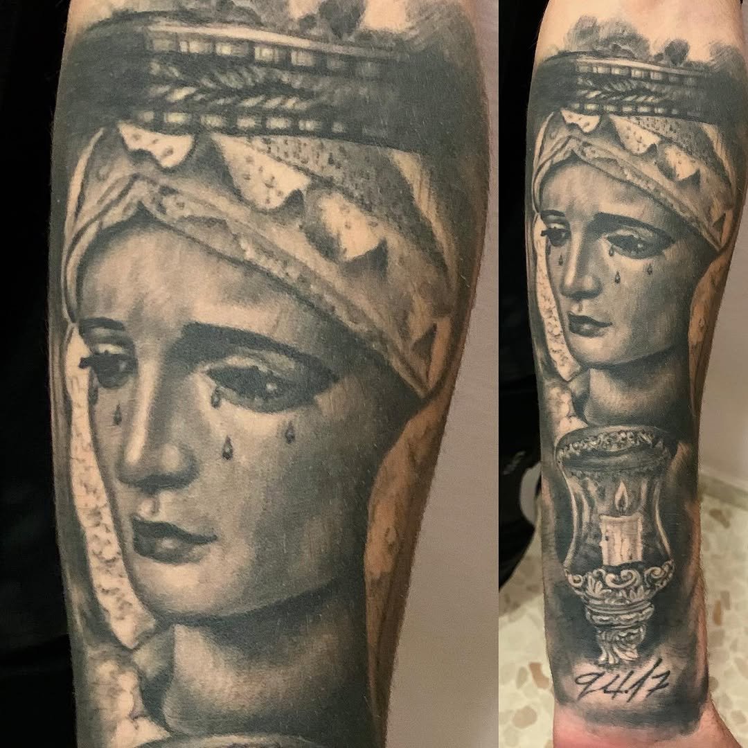 Tatuaje profesional en estudio MartinK Tattoo religioso de una virgen