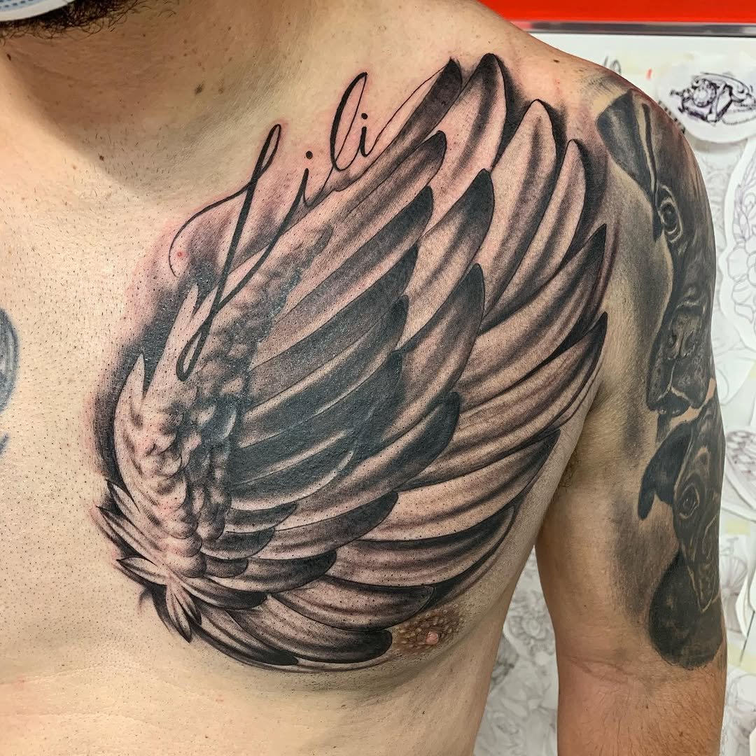 Tatuaje profesional en estudio MartinK Tattoo ala de ángel