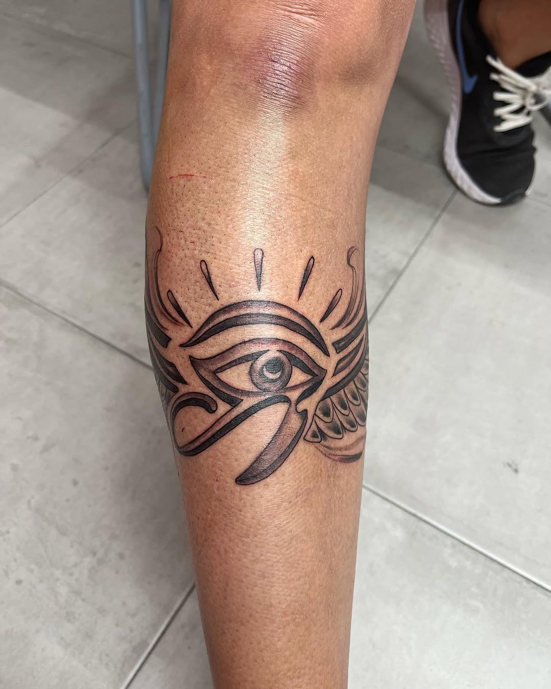 Tatuaje profesional en estudio MartinK Tattoo de un Brazalete egipcio