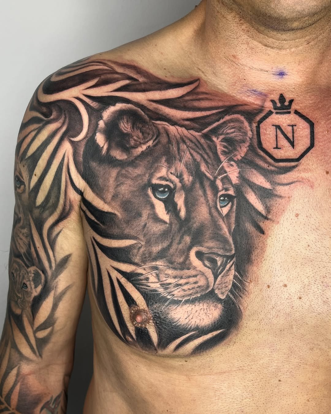Tatuaje profesional en estudio MartinK Tattoo de un león