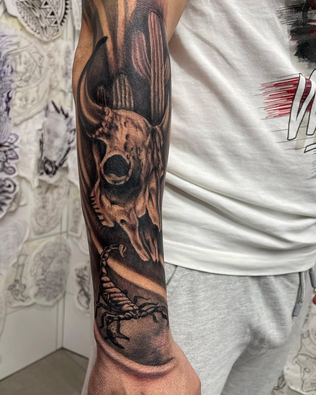 Tatuaje profesional en estudio MartinK Tattoo escorpión