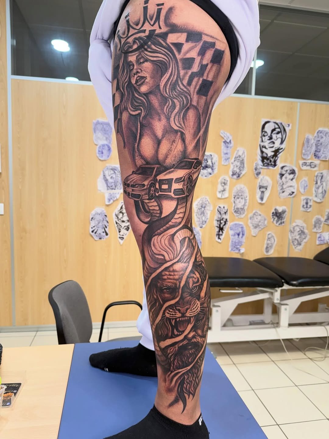 Tatuaje profesional en estudio MartinK Tattoo de Realeza, pasión y poder