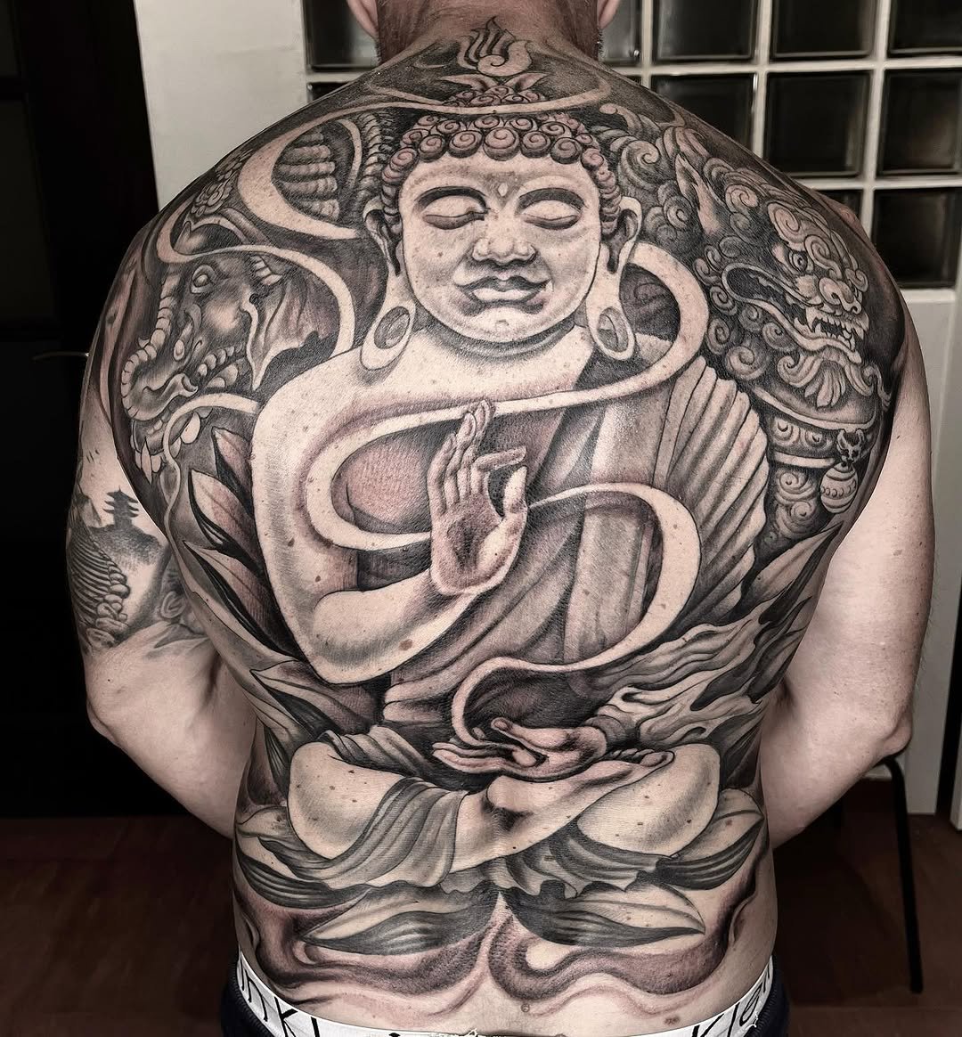 Tatuaje profesional en estudio MartinK Tattoo de un buda en la espalda en Backpiece