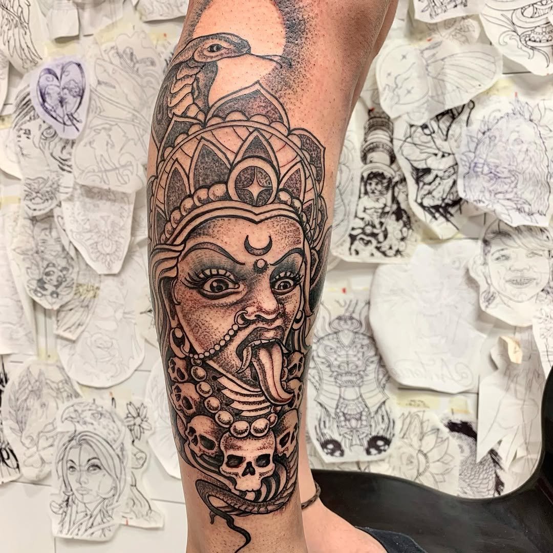 Tatuaje profesional en estudio MartinK Tattoo de Kali con serpiente y calaveras