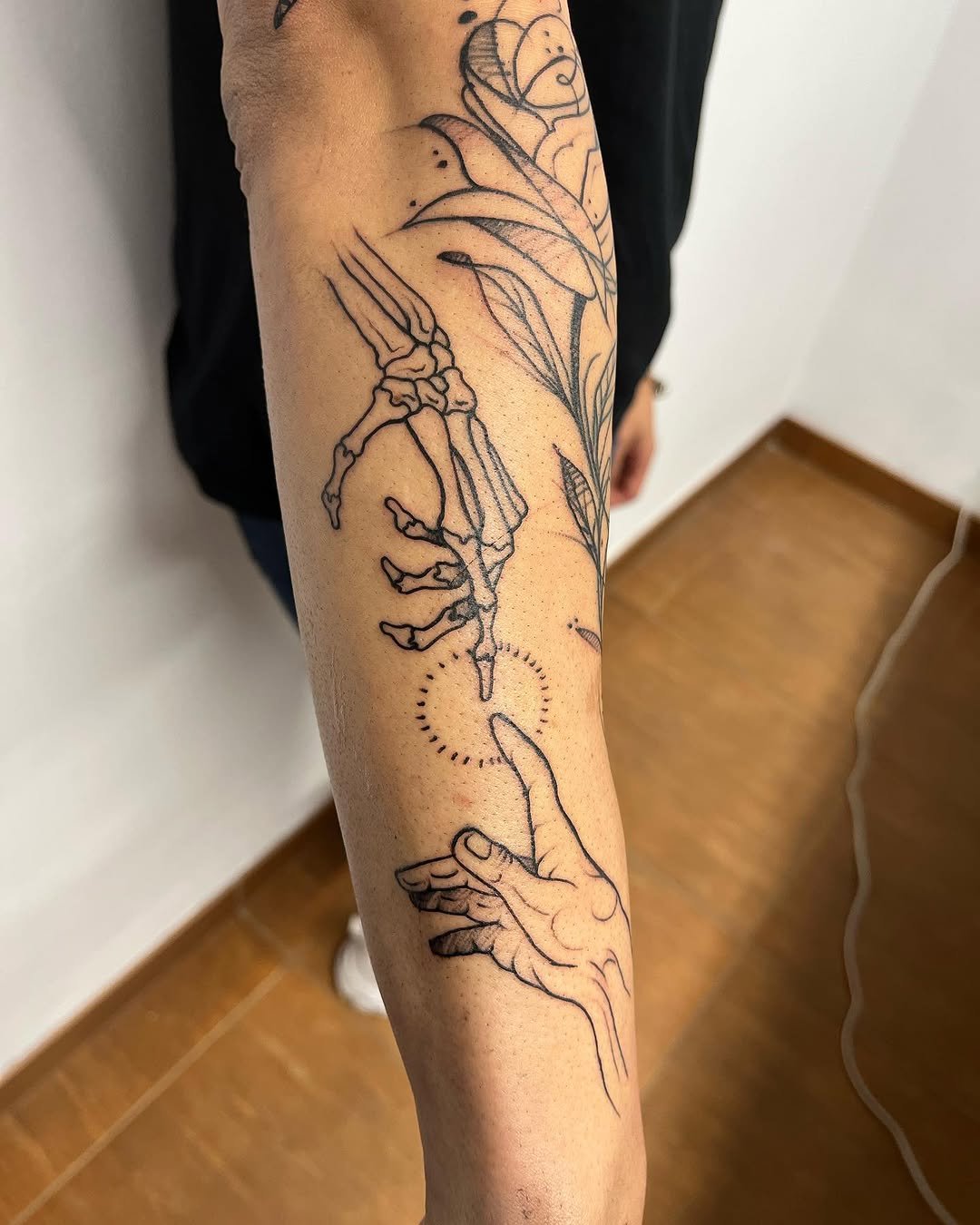 Tatuaje lineal profesional en estudio MartinK Tattoo