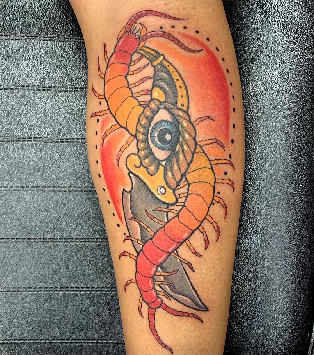 Tatuaje profesional en estudio MartinK Tattoo de una escolopendra, un ojo y una daga